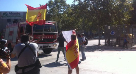 Manifestantes-banderas-España-Mataró-Barcelona