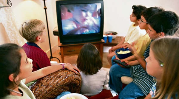 Niños viendo la televisión
