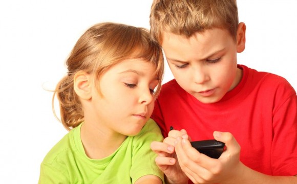 niños-jugando-con-smartphones