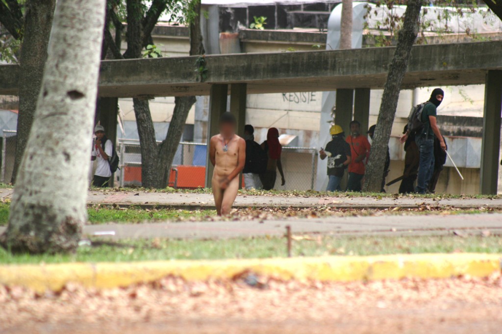 estudiante-desnudado-universidad-venezuela