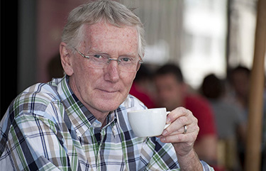 Der ehemalige Chefoekonom der Bank für internationalen Zashlungsausgleich (BIZ) William Roy White fotografiert in einem Strassenkaffee in Basel.