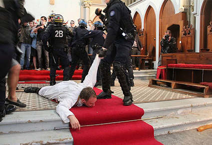 violento-desalojo-detencion-iglesia-francia