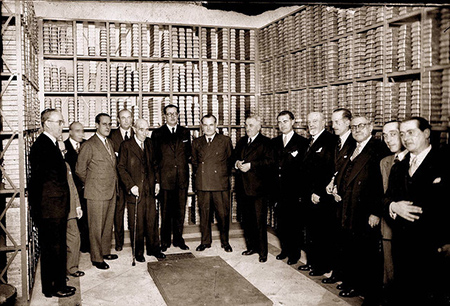 Junta de accionistas del Banco de España en el interior de la caja fuerte, junto a lingotes de oro Manuel Azaña y Juan Negrin