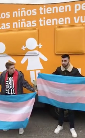 Miembros del colecto violento transexual en la caravana lanzando insultos contra HazteOir