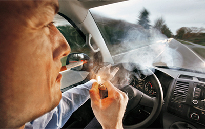 Fumar-conduciendo