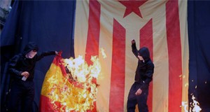 separatistas queman bandera de España