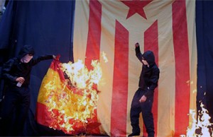 separatistas queman bandera de España