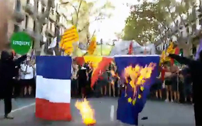 La CUP quema banderas de Francia y España
