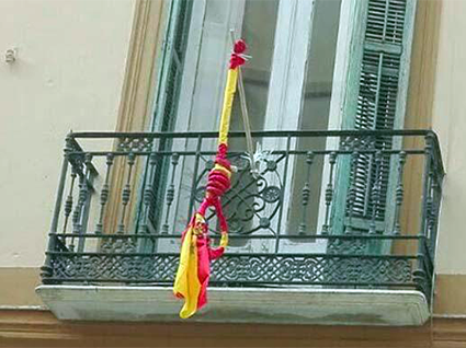 Bandera de España ultrajada
