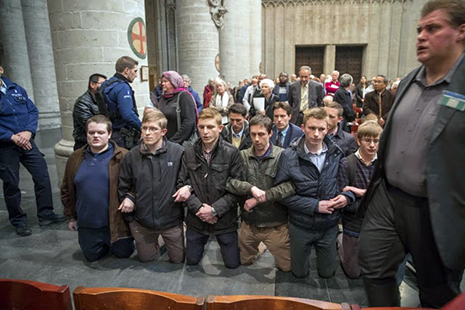 Jóvenes rezan catedral Bruselas