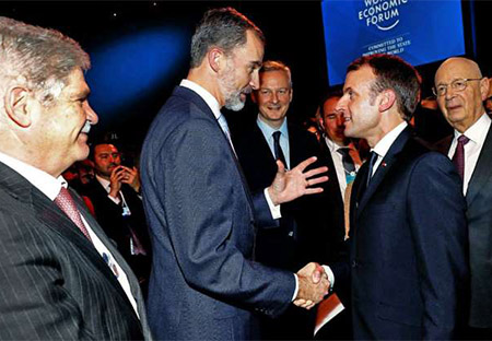 Dastis y el Rey de España Felipe VI en Davos junto a Macron