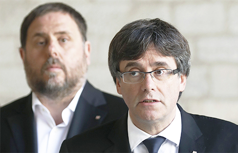 Puigdemont y Junqueras hablando sobre las noticias nacionales tras su golpe en Cataluña