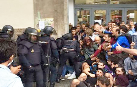 Los golpistas contra la Unidad de España atacan a la policía en Cataluña