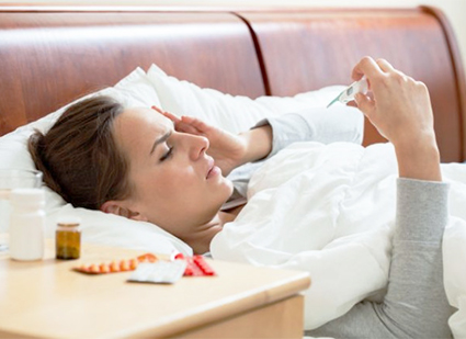 La gripe en España. Mujer en la cama con gripe