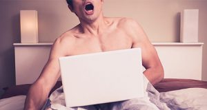Hombre y la masturbación masculina. Las feministas dicen que la masturbación es una violación telepática contra la mujer