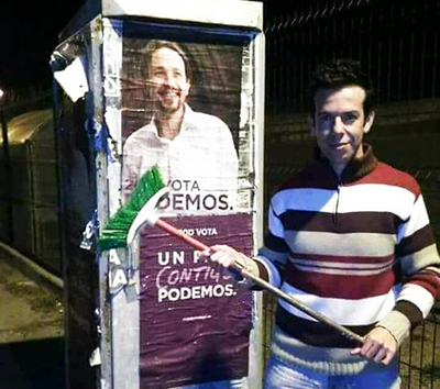 El padre del niño asesinado por su pareja la dominicana Ana Julia posando con un cartel electoral de Podemos