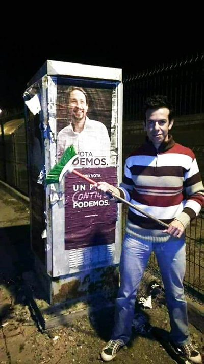 El padre del niño asesinado por su pareja la dominicana Ana Julia posando con un cartel electoral de Podemos