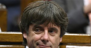 Carles Puigdemont en el Parlament de Cataluña. Las cuatro personas que acompañaban a Puigdemont