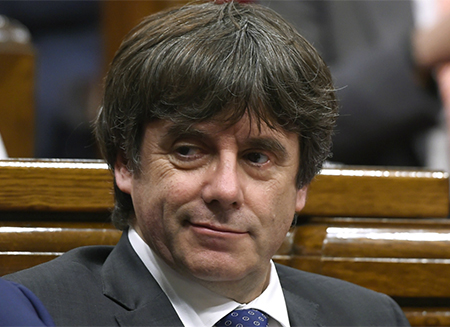 Carles Puigdemont en el Parlament de Cataluña. Las cuatro personas que acompañaban a Puigdemont