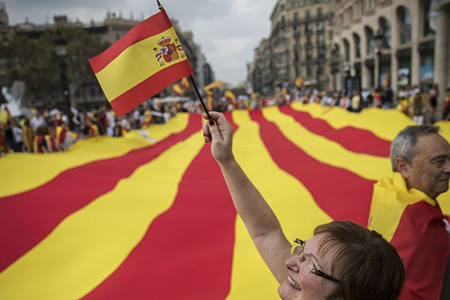 Falange Española de las JONS sobre Puigdemont. Bandera de España y de Cataluña en una manifestación