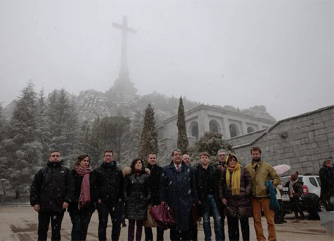 Los comunistas de Podemos visitan la Santa Cruz del Valle de los Caídos