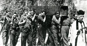 falangistas en un entierro de un camarada de Falange Española