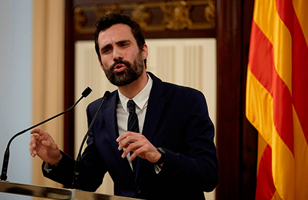 Roger Torrent hablando en el Parlament de Cataluña