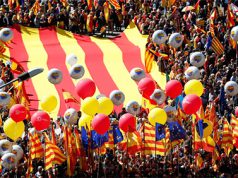 Manifestación de Sociedad Civil Catalana en Barcelona con miles de banderas de España