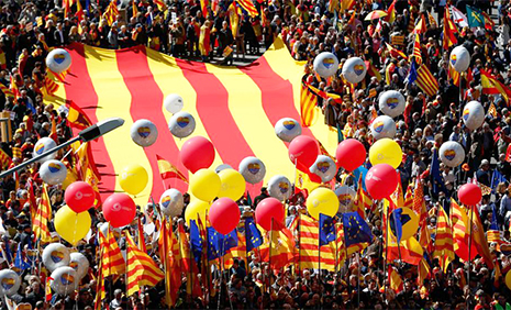 Manifestación de Sociedad Civil Catalana en Barcelona con miles de banderas de España