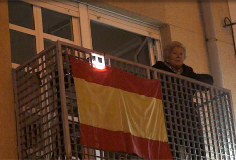 Teresa Agullo, la mujer que proyecta el holograma de la Cruz de los Caídos de Callosa desde el balcón de su casa
