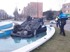 Accidente en Valladolid. Un conductor cae con su coche en un estanque y huye tras el accidente