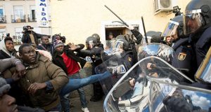 Los inmigrantes senegaleses golpean y atacan a la Policía en el barrio de Lavapies en Madrid