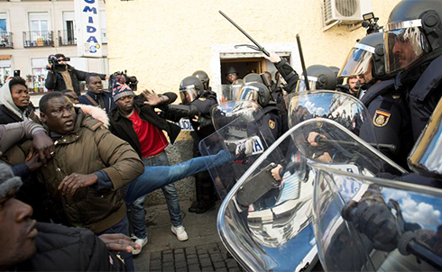 Los inmigrantes senegaleses golpean y atacan a la Policía en el barrio de Lavapies en Madrid