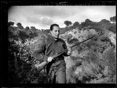 El fundador de Falange Española, José Antonio Primo de Rivera, con un arma en el campo