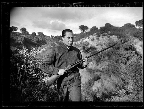El fundador de Falange Española, José Antonio Primo de Rivera, con un arma en el campo