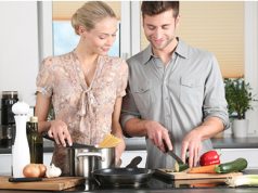 hombre y mujer cocinando en la cocina