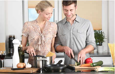 hombre y mujer cocinando en la cocina