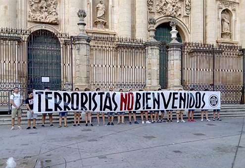 Pancarta de la Asociación Iberia Cruor "Terroristas no Bienvenidos"