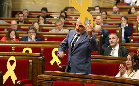 Carrizosa de Ciudadanos quitando lazos amarillos en el Parlament de Cataluña