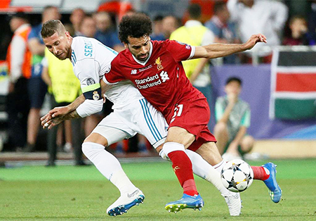 Sergio Ramos y Salah en la final de Champions en Kiev