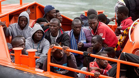 Inmigrantes ilegales en el barco Aquarius entran en España