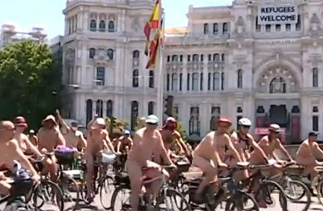 Desnudos en la Gran Vía de Madrid para pedir la seguridad de los ciclistas