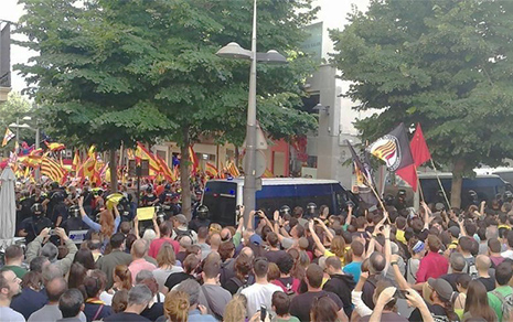 Enfrentamiento entre defensores de la Unidad de España y separatistas en la ciudad de Mataró