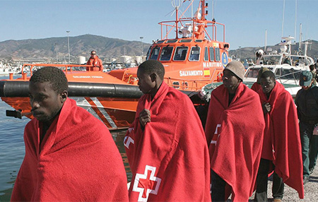 inmigrantes de un barco llegando a Andalucía