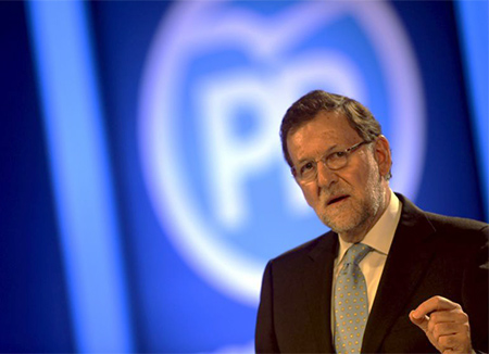 Mariano Rajoy y el logo del Partido Popular