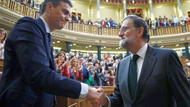 Pedro Sánchez elegido presidente saludando a Mariano Rajoy en el Congreso de los Diputados