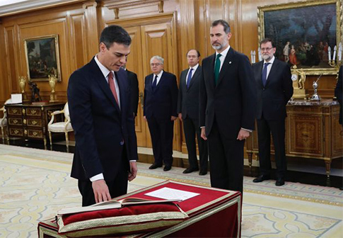 Pedro Sánchez promete el cargo como Presidente del Gobierno ante el Rey sin símbolos religiosos