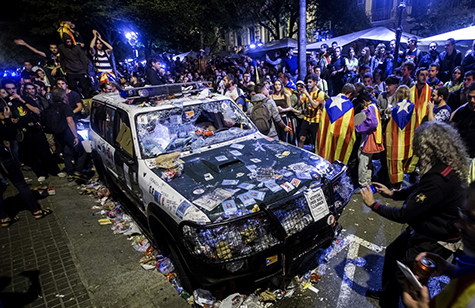 la violencia de los separatistas catalanes. Coche de la Guardia Civil destrozado por los separatistas