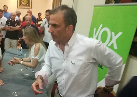 Javier Ortega Smith de VOX en Ceuta tras la invasión de inmigrantes atacando con cal viva