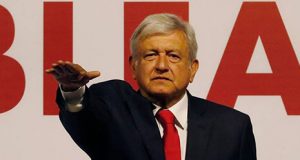 López Obrador, presidente de Mexico, en un acto político brazo en alto